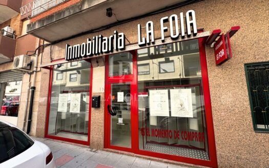 Local en alquiler en el centro de Ibi con dos amplios escaparates